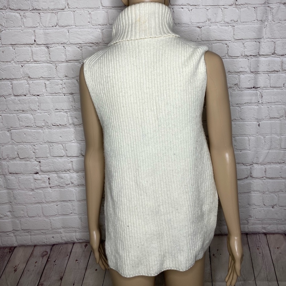 Uniqlo woman’s  sweater size medium - Picture 3 of 4